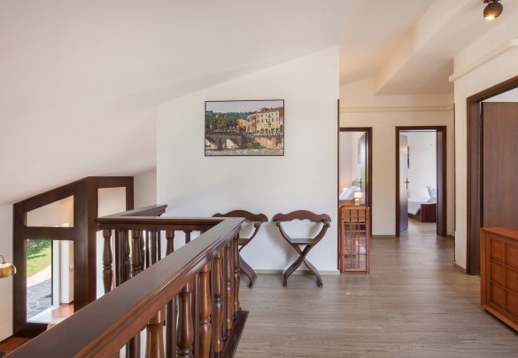 Going up the stairs, the corridor leads to the bedrooms on the 1st floor - Villa delle Coste