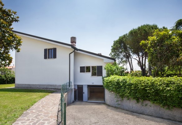 Access to the garage - Villa delle Coste