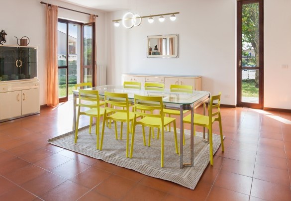 The dining room is also very bright thanks to the large windows - Villa delle Coste