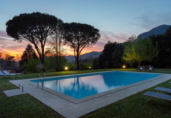 Pool, park and villa at sunset - Villa Delle Silerchie