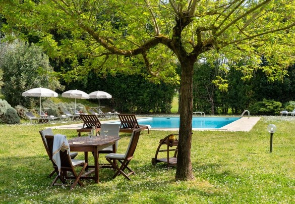 A relaxing corner under the Spino di Giuda, overlooking the pool - Villa Delle Silerchie