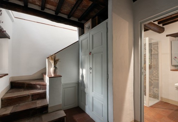 The staircase leading to the first floor and bathroom with shower no. 1 on the ground floor - Villa Delle Silerchie