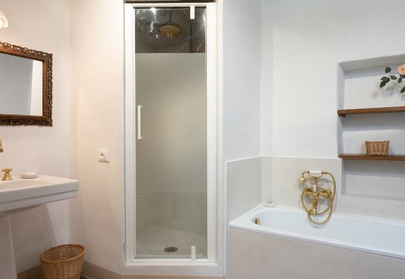 Bathroom with shower and tub on the second floor - Villa Delle Silerchie