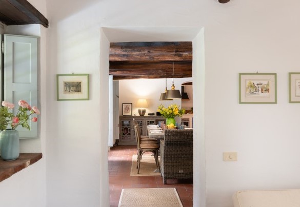 A glimpse of the dining room from the living room - Villa Delle Silerchie