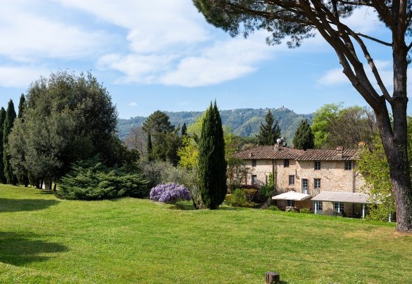 The park of about 2 hectares, fully fenced, arranged on terraces - Villa Delle Silerchie