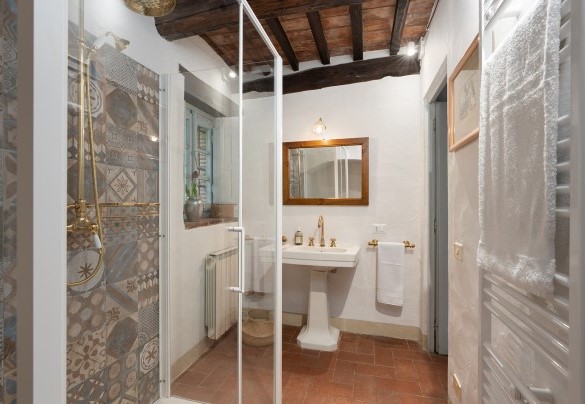 Bathroom with shower no. 1 on the ground floor - Villa delle Silerchie