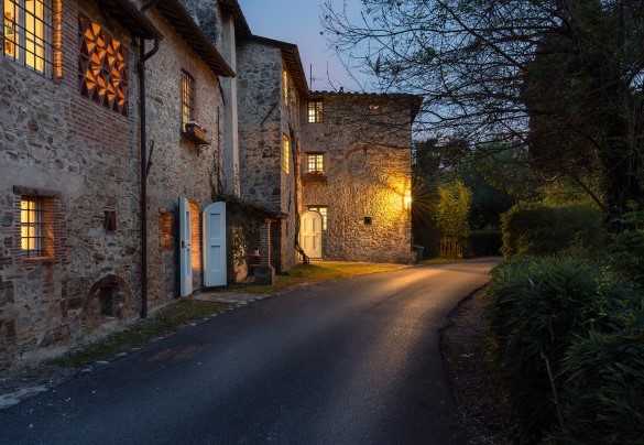 The driveway and main entrance - Villa Delle Silerchie