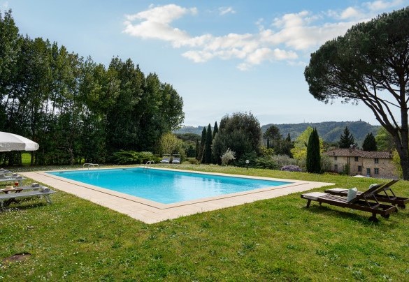 The pool is located on an upper terrace - Villa Delle Silerchie