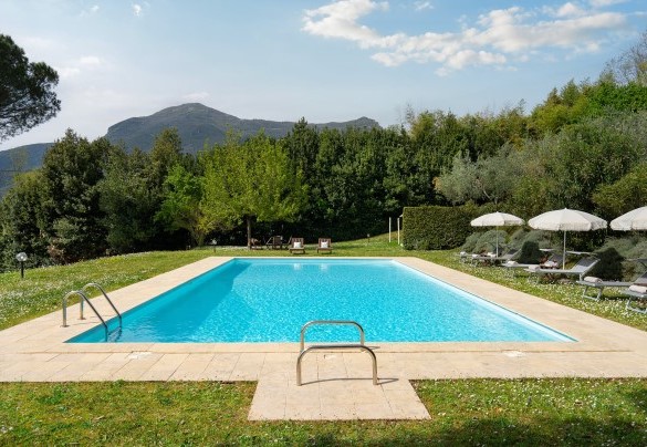 The pool measures 15 x 6 meters and has a variable depth between 1.2 and 2.2 meters - Villa Delle Silerchie