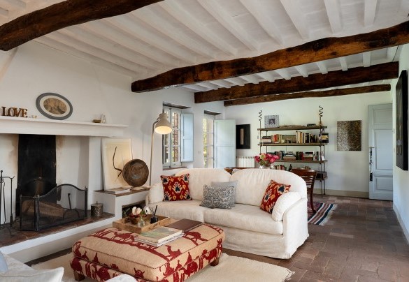 First-floor living room with ornamental fireplace - Villa Delle Silerchie
