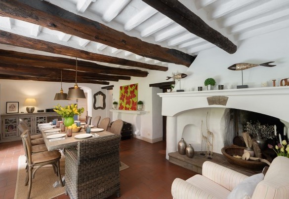 The dining room with ornamental fireplace - Villa Delle Silerchie