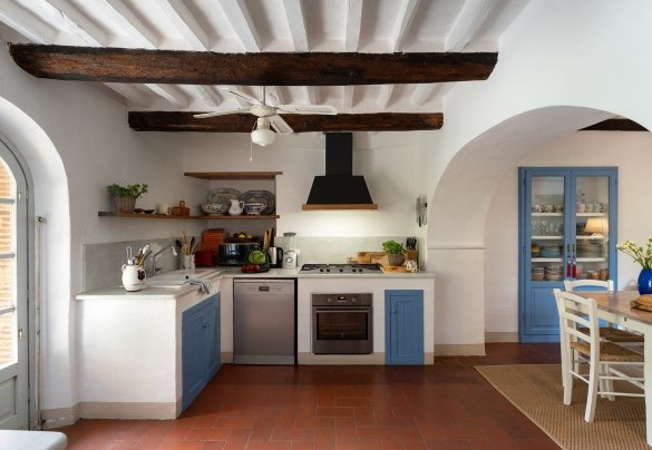 The fully equipped kitchen and pantry - Villa Delle Silerchie
