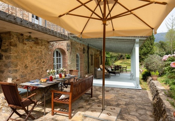 Outdoor living area with dining table and lounge - Villa Delle Silerchie