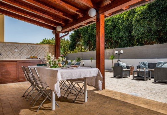 The porch is the perfect place for outdoor breakfasts - Villa delle Sirene