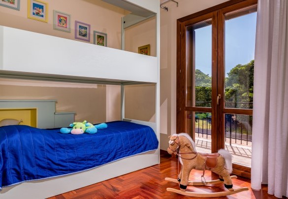 Bedroom with bunk beds and a terrace - Villa delle Sirene