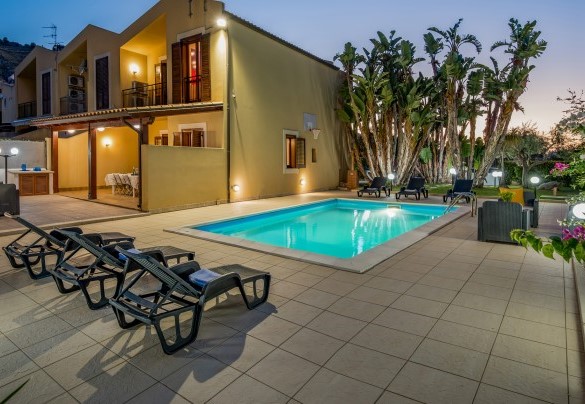 The villa and the pool illuminated - Villa delle Sirene