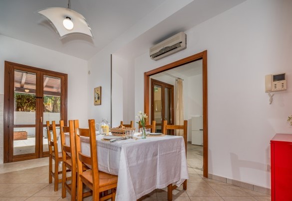 The kitchen with a dining table - Villa delle Sirene