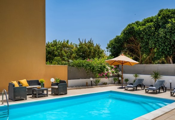 The solarium area is equipped with sun loungers - Villa delle Sirene