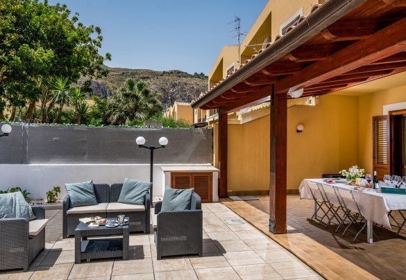 The porch and garden sofas - Villa delle Sirene
