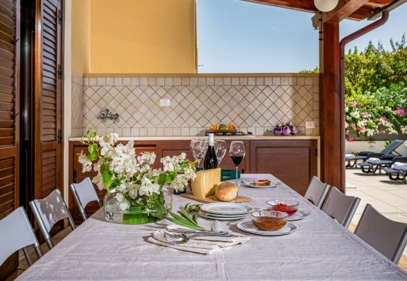 The porch is the perfect place for outdoor breakfasts - Villa delle Sirene