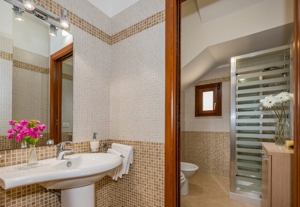 Bathroom on the first floor with a shower - Villa delle Sirene