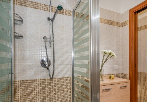 Bathroom on the first floor with a shower - Villa delle Sirene