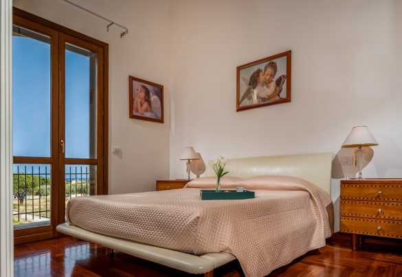Double bedroom on the first floor with a terrace - Villa delle Sirene