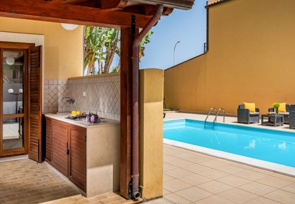 The outdoor kitchen in the porch with sink and stoves - Villa delle Sirene