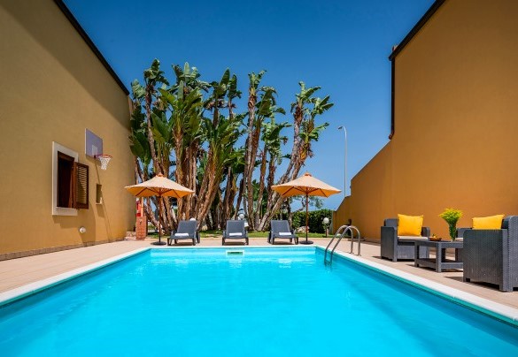 The pool is coated with resin - Villa delle Sirene