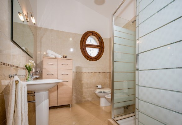The bathroom with a shower on the ground floor - Villa delle Sirene