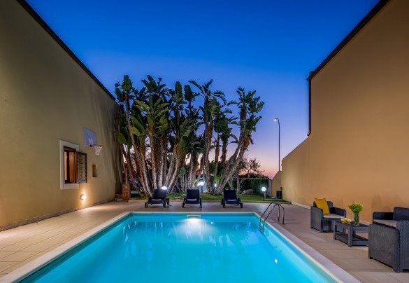 The last lights of the day illuminate the pool - Villa delle Sirene