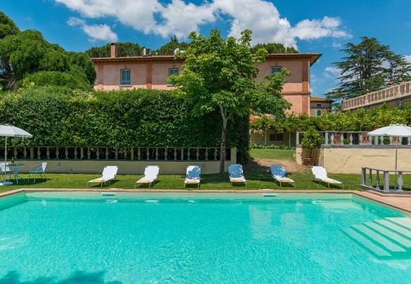 The swimming pool and the house in the background - Villa delle Sophore