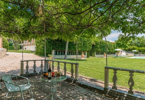  Shading pergola in the pool area - Villa delle Sophore