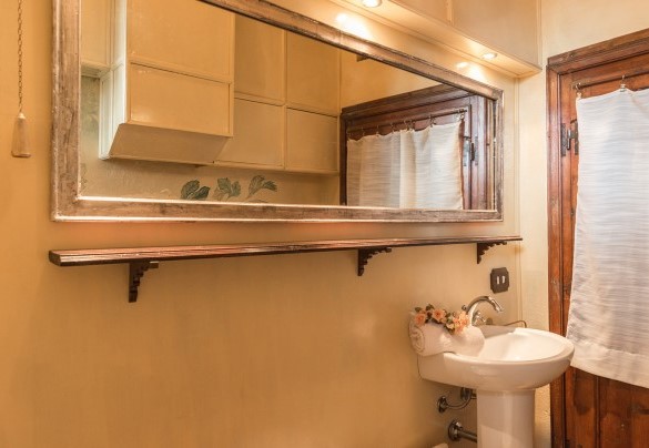 Bathroom with shower on the ground floor - Villa delle Sophore