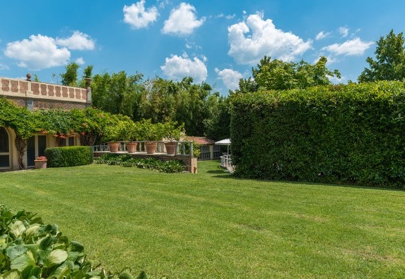 The exterior of the villa is well maintained and pleasant and the pool is set in the centre of the park - Villa delle Sophore  