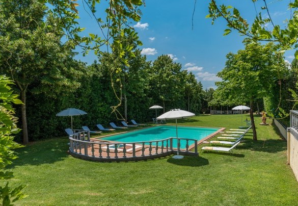 The pool is located within the park - Villa delle Sophore 