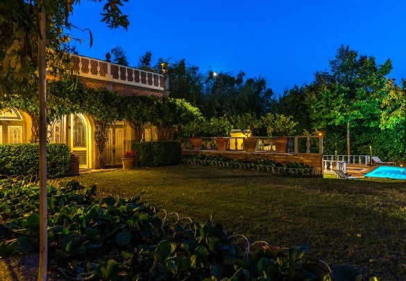  The lemon house illuminated at night - Villa delle Sophore