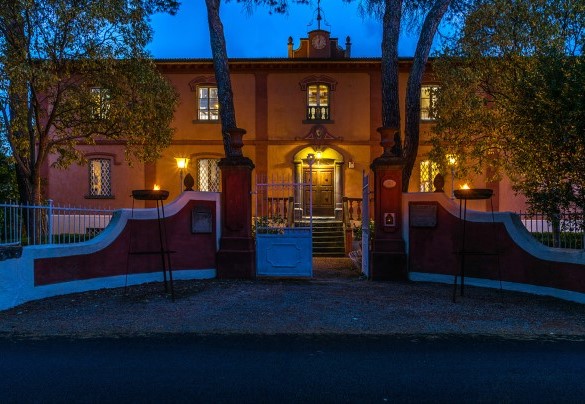  The villa and the pedestrian entrance - Villa delle Sophore