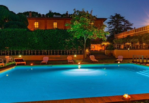 The fantastic property illuminated at night - Villa delle Sophore