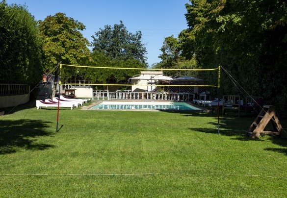 Volleyball net on the lawn - Villa delle Sophore