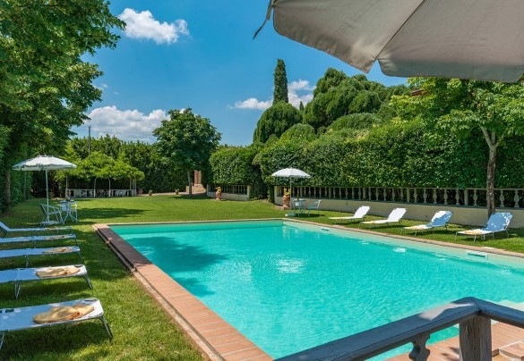 The pool is only a few metres from the house - Villa delle Sophore