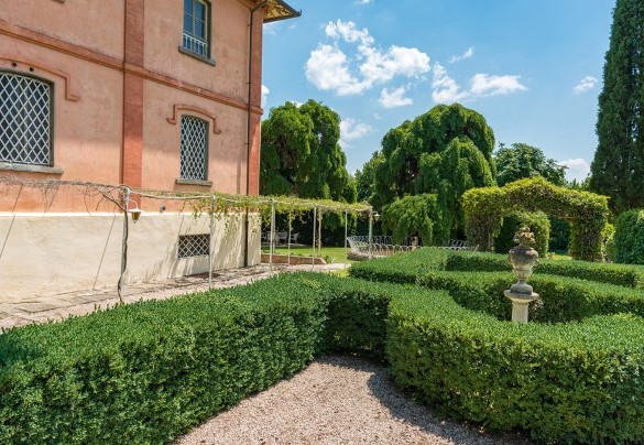 The garden with a mix of English and Italian styles - Villa delle Sophore  
