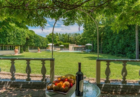 The romantic pergola a few meters from the swimming pool - Villa delle Sophore
