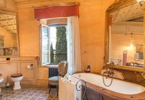 En suite bathroom with tub on the first floor - Villa delle Sophore