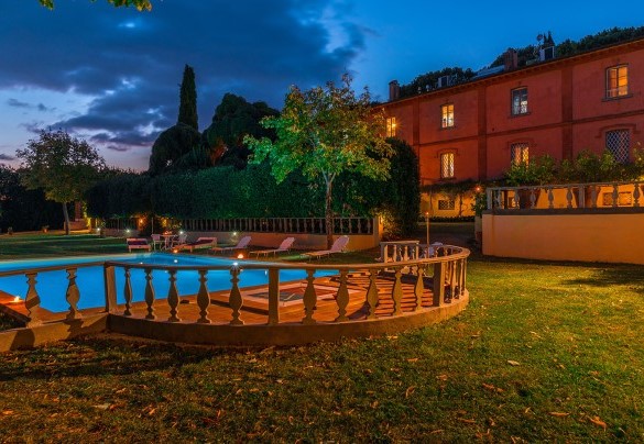 The pool and the house in the background - Villa delle Sophore  