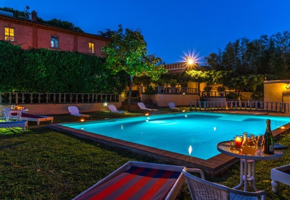 The pool and the sunbath area set at sunset - Villa delle Sophore