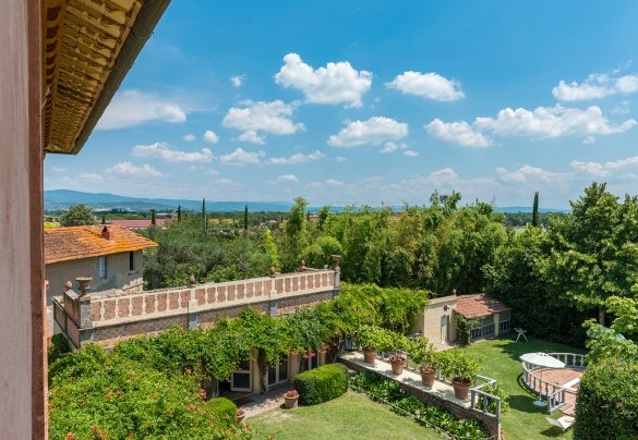 Panoramic view towards the well-kept garden - Villa delle Sophore