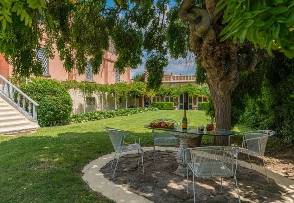 The pair of "sophore japaniche pendule giganti" represent the highest that the territory and vegetation can offer - Villa delle Sophore 