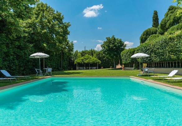 The pool measures 11 m x 7 m with a constant depth of 1.25 m - Villa delle Sophore