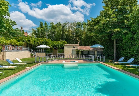 The pool and the sunbath area set up with sunbeds, umbrellas and shower - Villa delle Sophore 